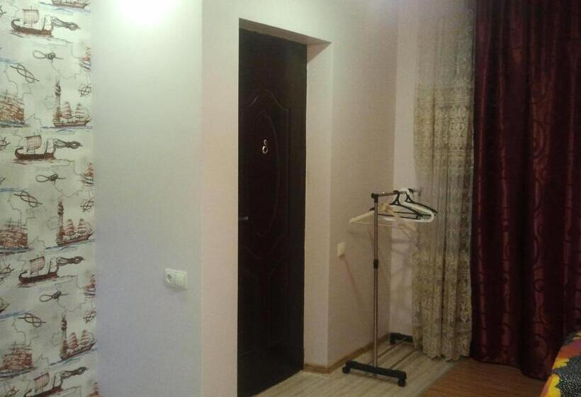 اتاق خانوادگی, Private House In Batumi