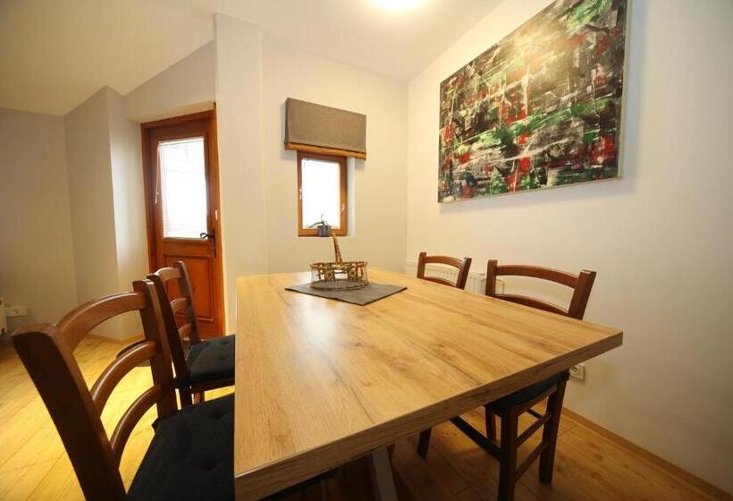 Family flat with terrace, Vila Edelweiss Rooms&app Kranjska Gora