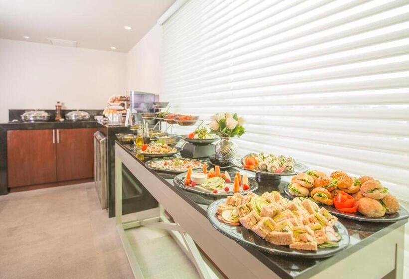 اتاق اجرایی, Delfines Hotel & Convention Center