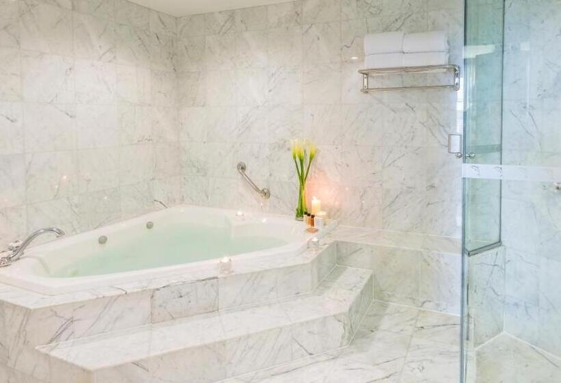 سوئیت سینیور, Delfines Hotel & Convention Center