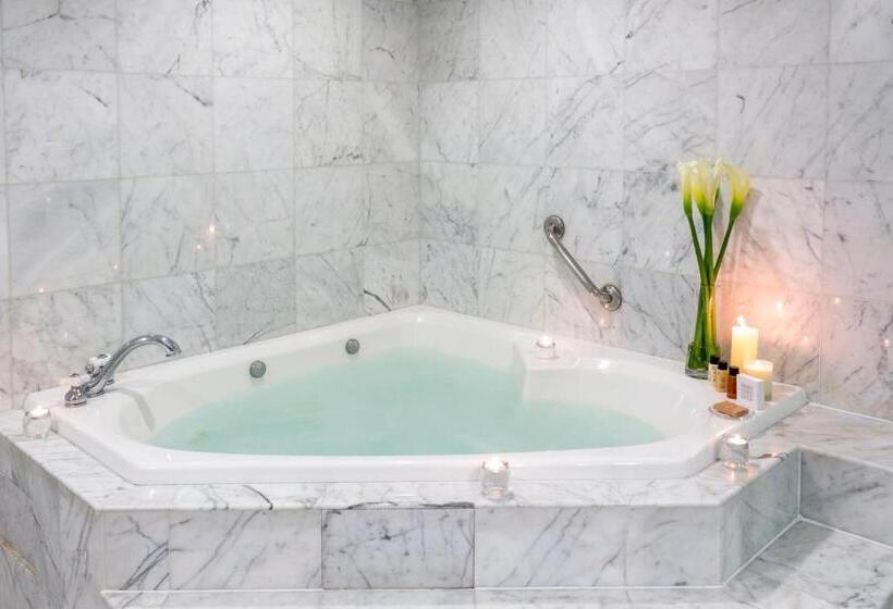 سوئیت سینیور, Delfines Hotel & Convention Center