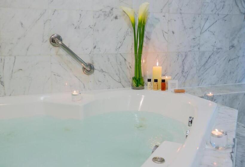 سوئیت سینیور, Delfines Hotel & Convention Center