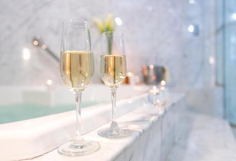 سوئیت سینیور, Delfines Hotel & Convention Center