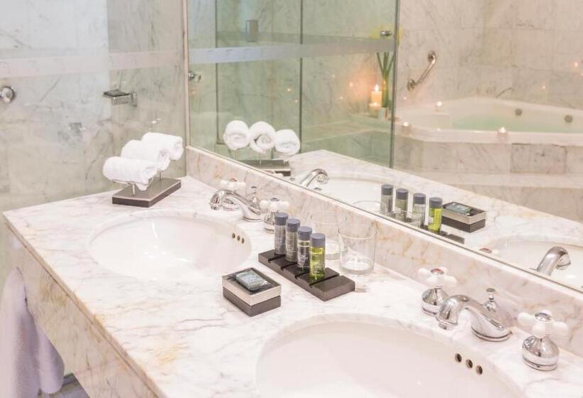 سوئیت سینیور, Delfines Hotel & Convention Center
