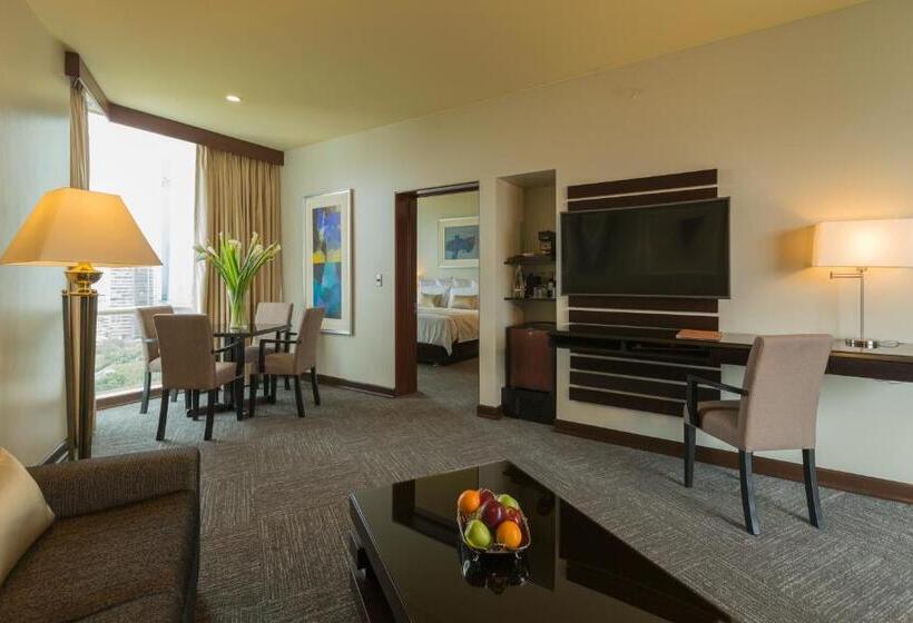 سوئیت سینیور, Delfines Hotel & Convention Center