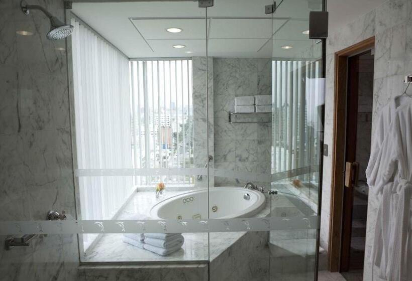 سوییت لوکس, Delfines Hotel & Convention Center