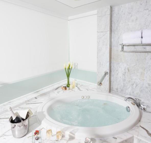 سوییت لوکس, Delfines Hotel & Convention Center