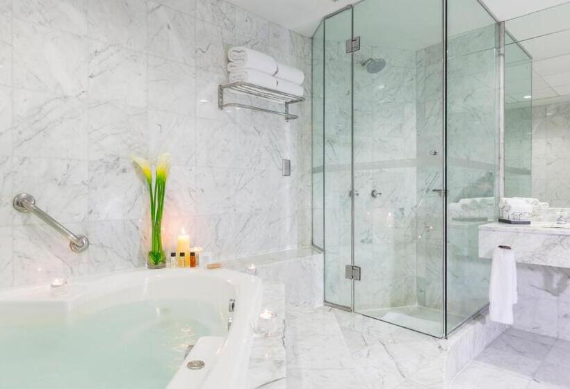 سوئیت سینیور, Delfines Hotel & Convention Center