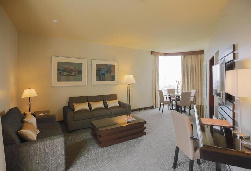 سوئیت سینیور, Delfines Hotel & Convention Center