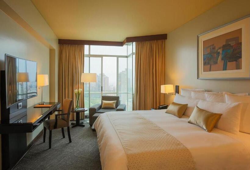 سوییت لوکس, Delfines Hotel & Convention Center
