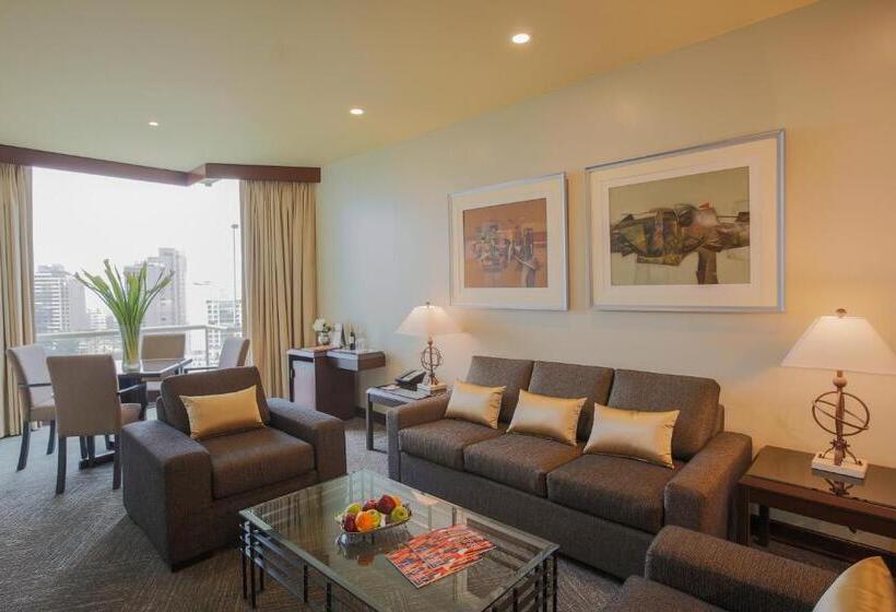سوییت لوکس, Delfines Hotel & Convention Center