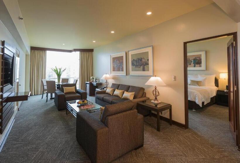 سوییت لوکس, Delfines Hotel & Convention Center