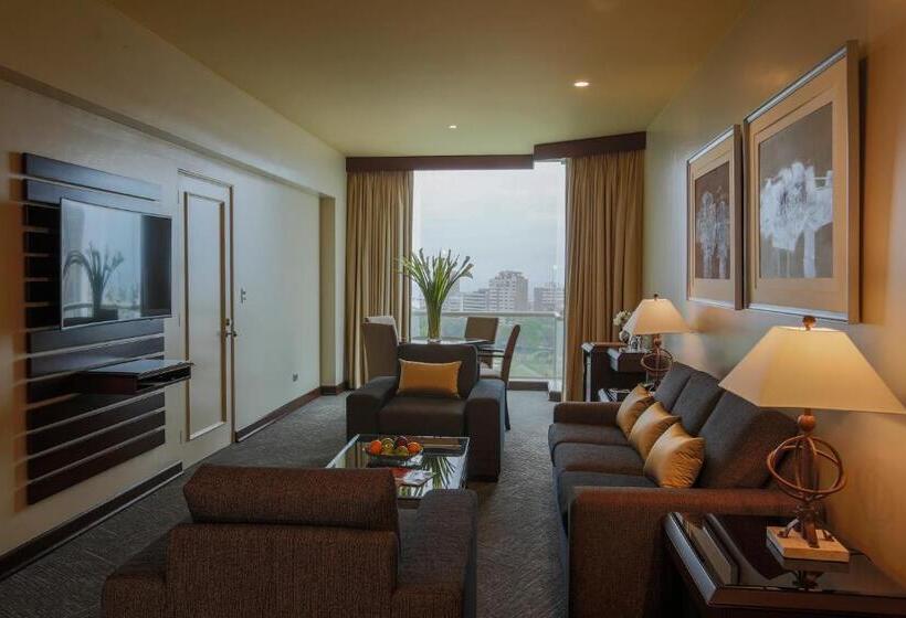 سوییت لوکس, Delfines Hotel & Convention Center