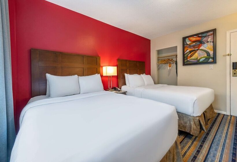 带2个双人床的标准工作室, Quality Inn & Suites