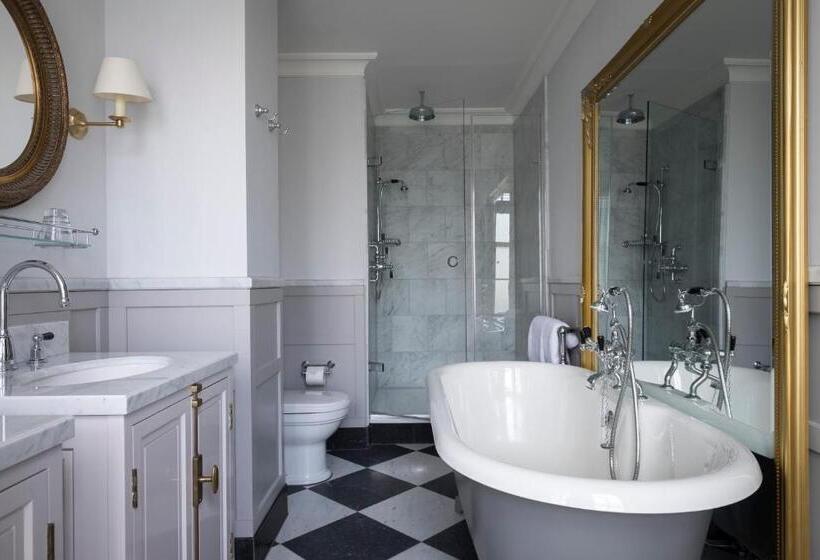 اتاق لوکس با چشم‌انداز, The Gleneagles