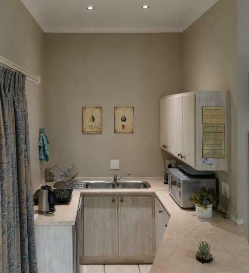 غرفة عائلية, The Falls Guest House