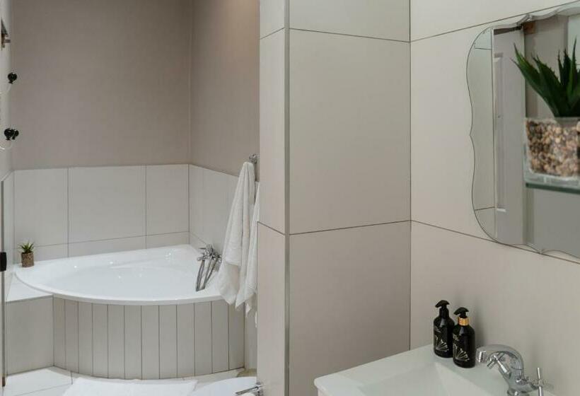 غرفة عائلية, The Falls Guest House