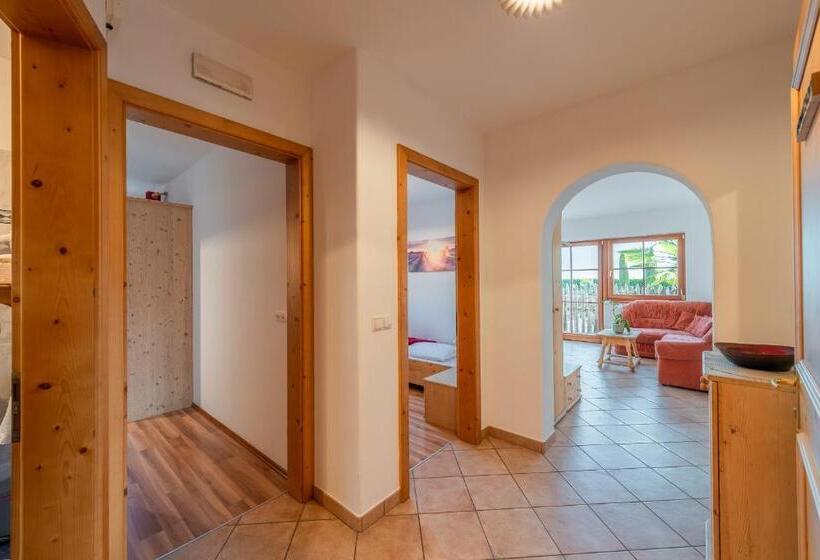 2ベッドルームアパートメント, Weinberghof