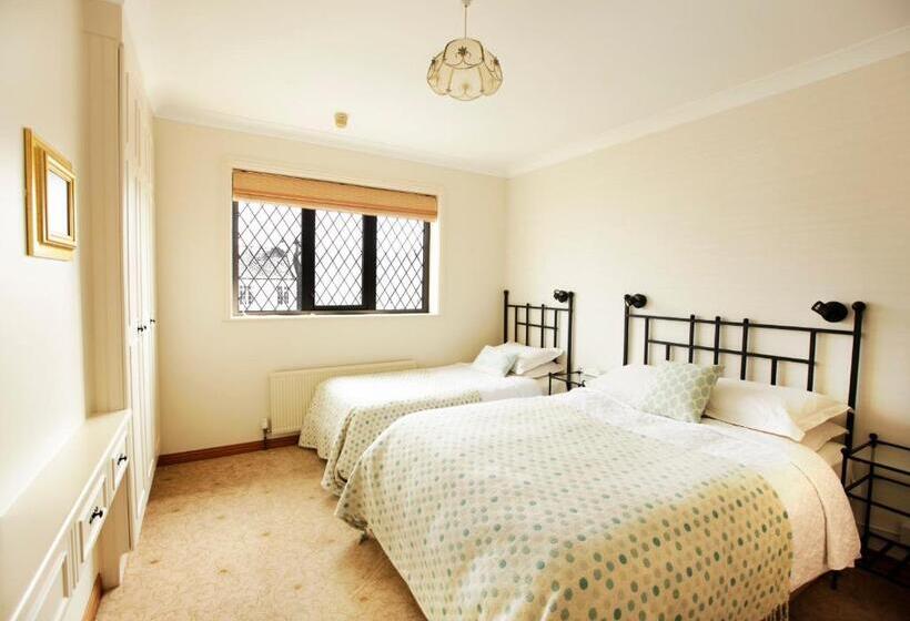 اتاق استاندارد سه نفره, Ardawn House