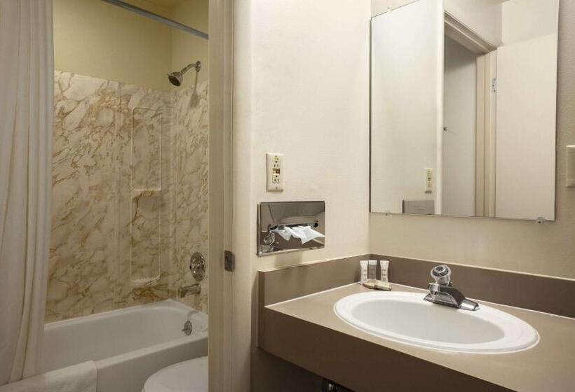 스위트 킹사이즈 침대, Super 8 By Wyndham Idaho Falls