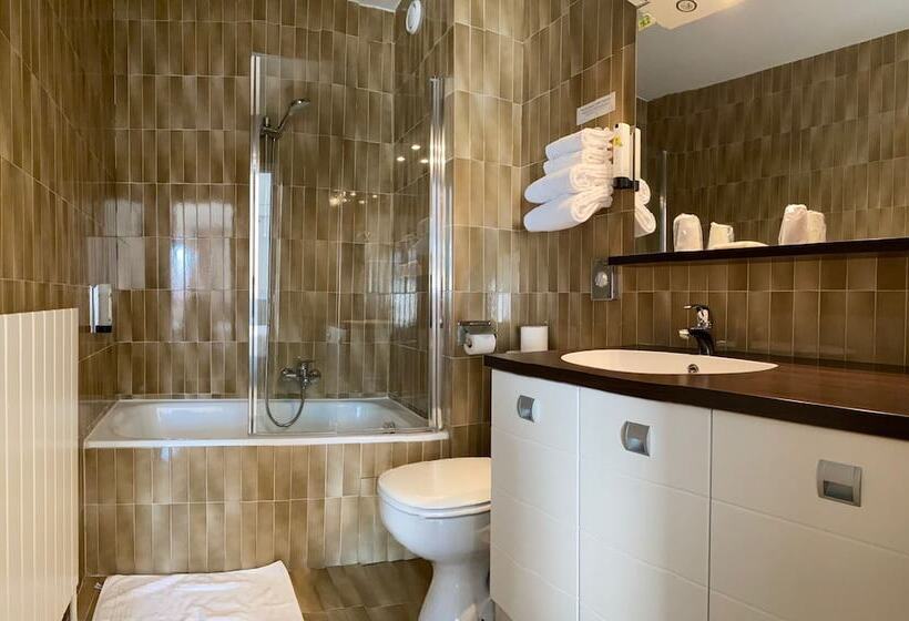 Номер Стандарт Трехместный, Logis Hôtel Annecy Nord / Argonay