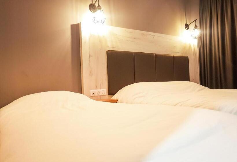 Номер Стандарт Трехместный, Logis Clermotel   Hôtel & Restaurant