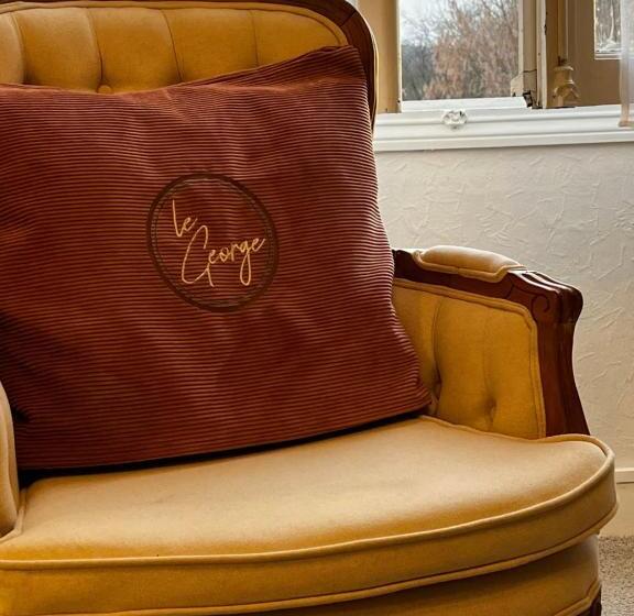 Четырехместный Номер Стандарт, The Originals Boutique, Hôtel Le George, Loches