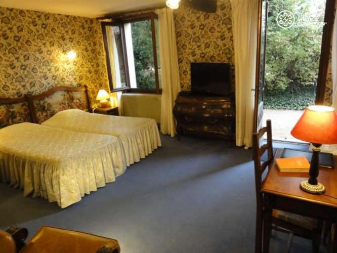 Трехместный Номер Стандарт Вид на Сад, Hostellerie Sarrasine  Macon Est