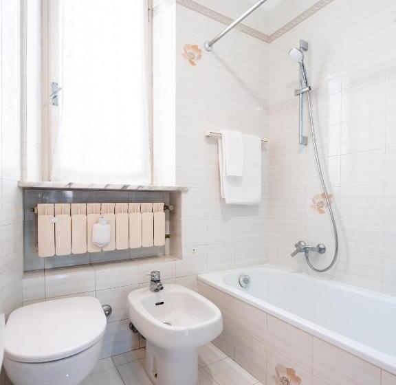 Трехместный Номер Стандарт Совместная Ванная, Casa Mafalda   Rooms, Friends And More Affittacamere   Guest House