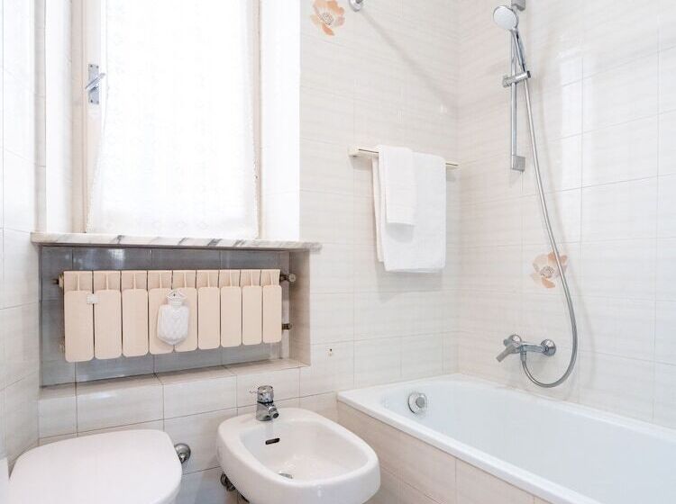 Трехместный Номер Стандарт Совместная Ванная, Casa Mafalda   Rooms, Friends And More Affittacamere   Guest House