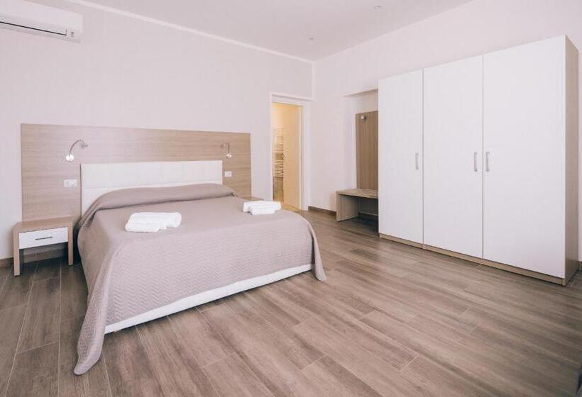 اتاق لوکس چهار تخته, La Promenade Rooms & Suites