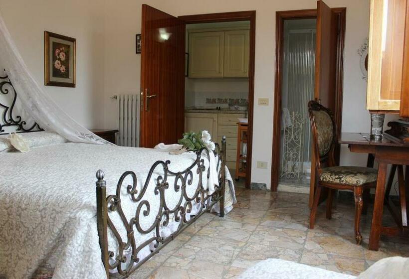 Classic room with balcony, Guest House Edera