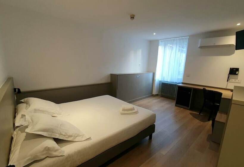 חדר סטנדרט לשלושה, Logis Hôtel Du Fer à Cheval