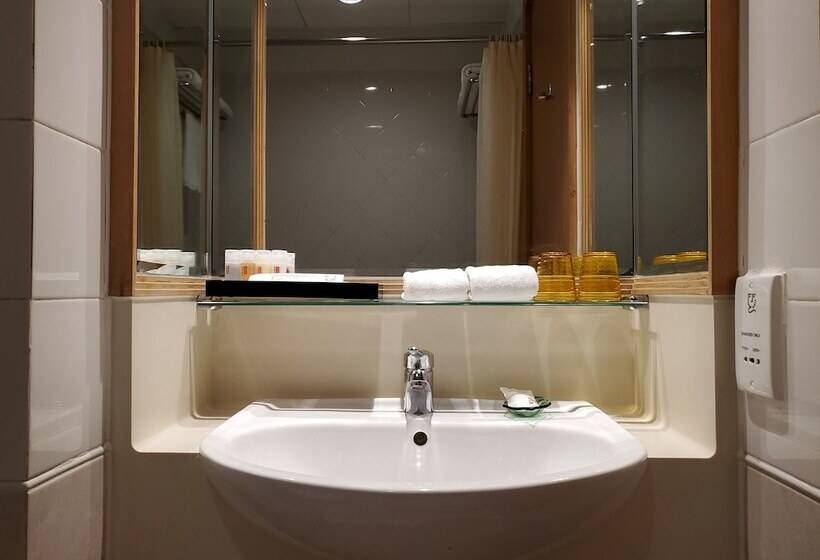 سوییت خانوادگی, Ramada Hong Kong Grand View
