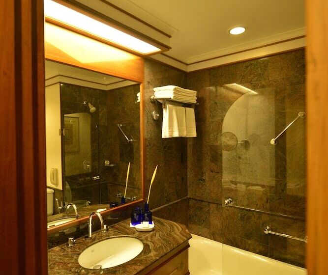 Номер Deluxe, The Fern An Ecotel Hotel, Kochi