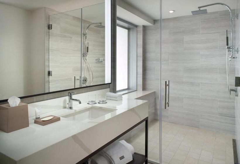 سوئیت اجرایی با تخت کینگ, The Westin Charlotte