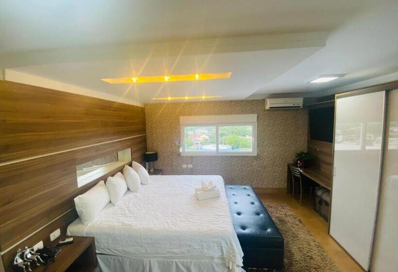 스위트 킹사이즈 침대, Shelton Palace