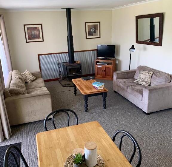 1 Bedroom Apartment Mountain View, Montville Holiday Apartments