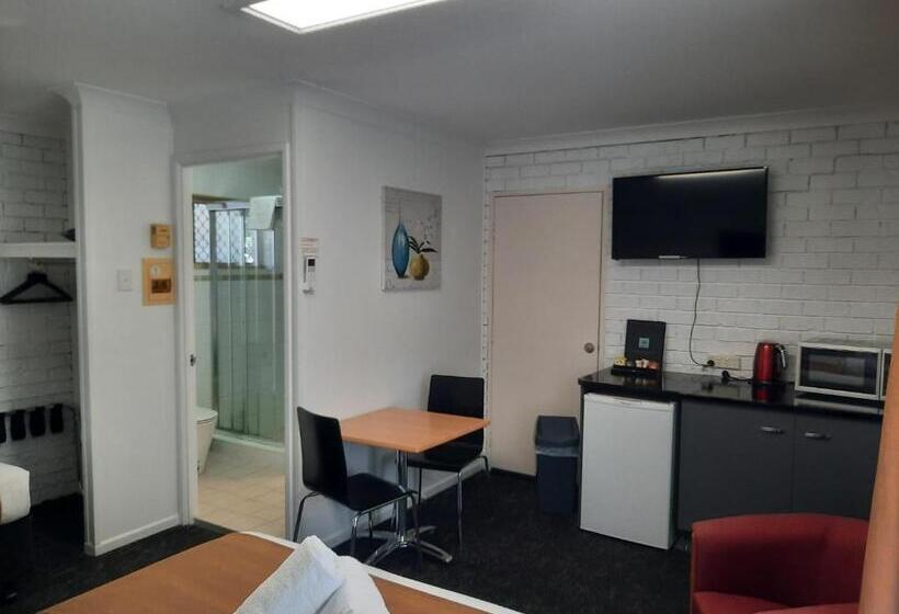 Номер Стандарт Вид на Бассейн, Cleveland Motor Inn