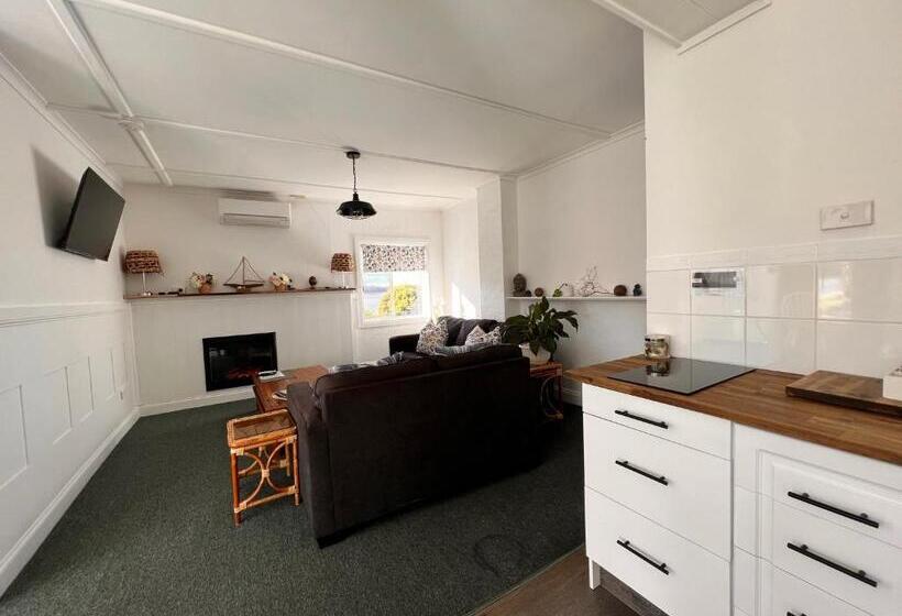 Family flat with sea view, Smugglers Rest Apartments Dover