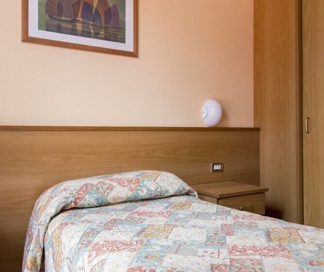Quarto Estandar Individual, Aries