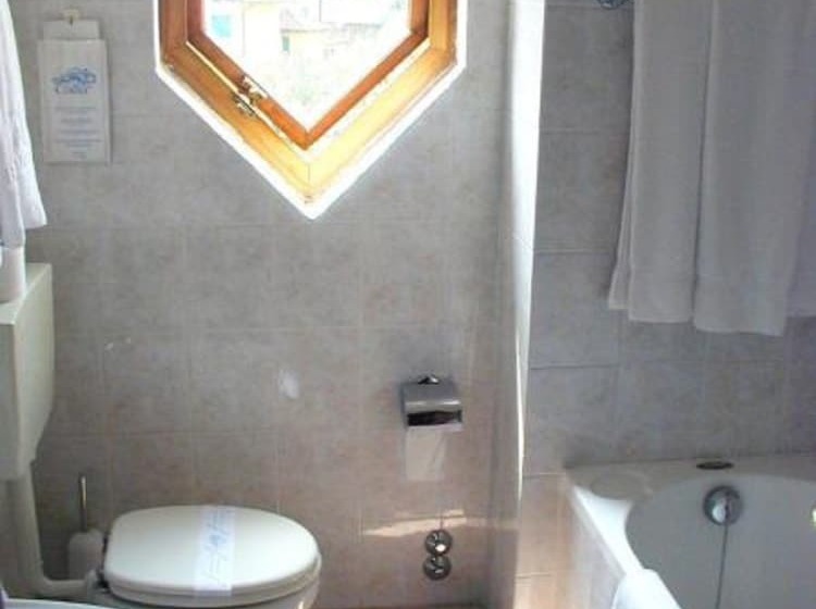 Quarto Estandar Individual, Aries