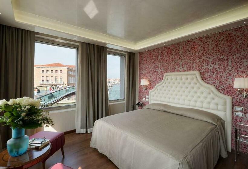 اتاق لوکس با چشم‌انداز, Santa Chiara