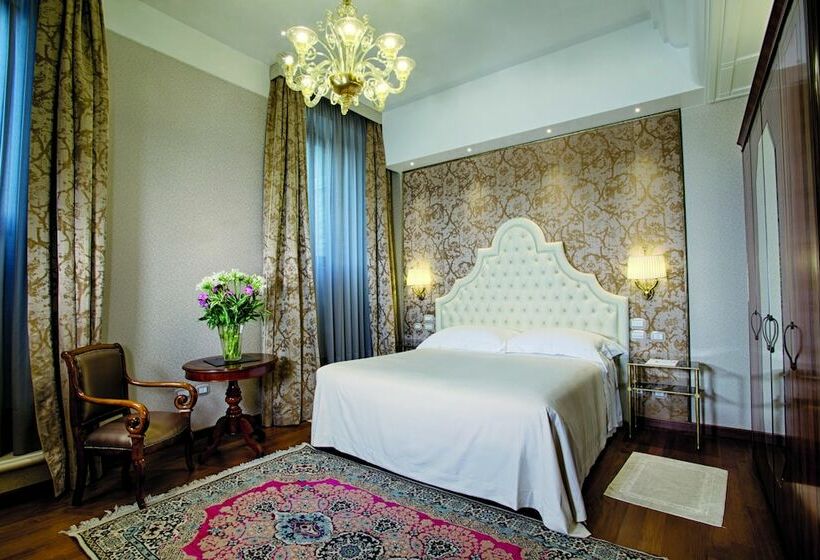 اتاق لوکس با چشم‌انداز, Santa Chiara