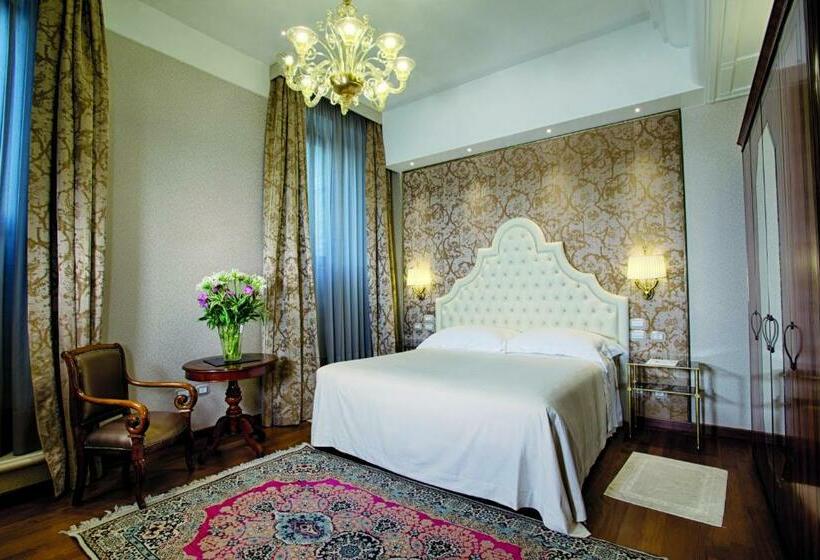اتاق لوکس سه تخته با چشم‌انداز, Santa Chiara
