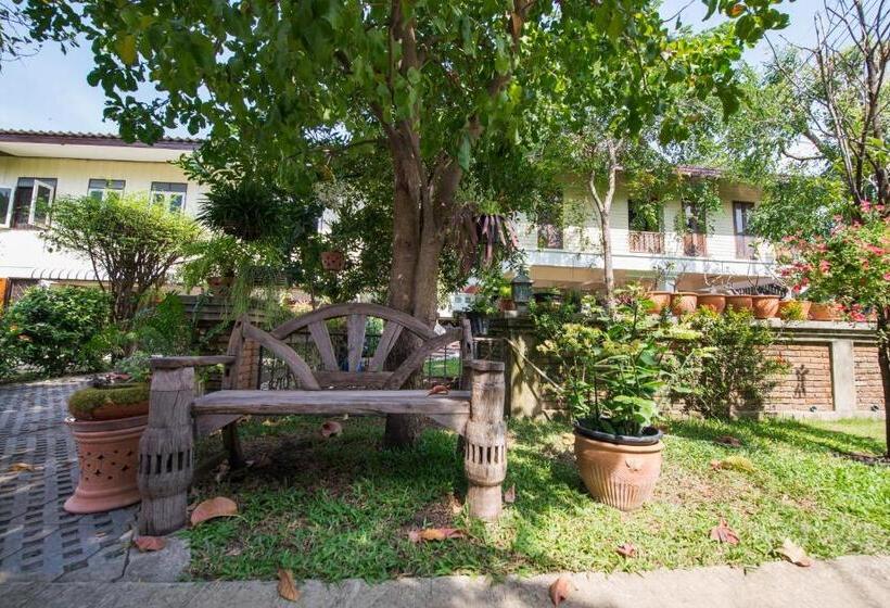 اتاق استاندارد با چشم‌انداز باغ, Phuttal Residence