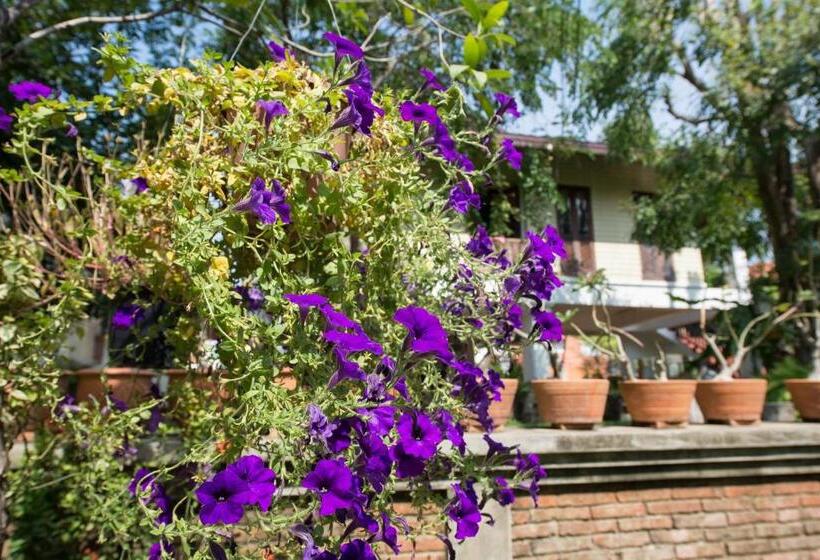 اتاق استاندارد با چشم‌انداز باغ, Phuttal Residence