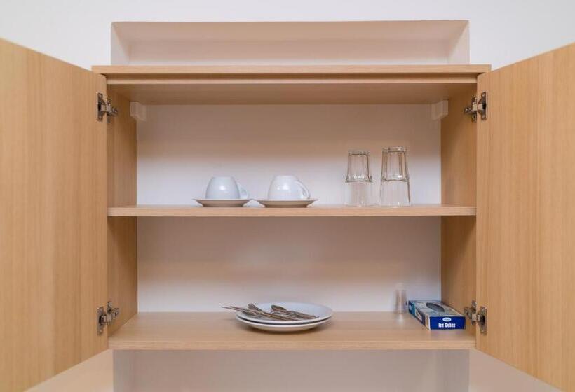 غرفة قياسية مطلّة علي البحر مزوَّدة بشُرفة, Captain's Club
