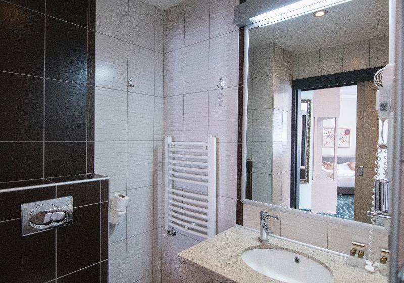 اتاق استاندارد با چشم‌انداز استخر, Dolce by Wyndham Barcelona Resort