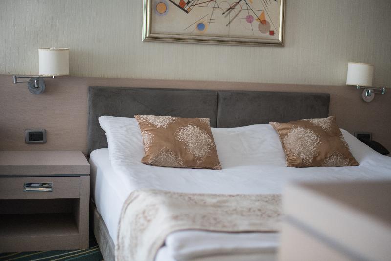 اتاق استاندارد با چشم‌انداز استخر, Dolce by Wyndham Barcelona Resort